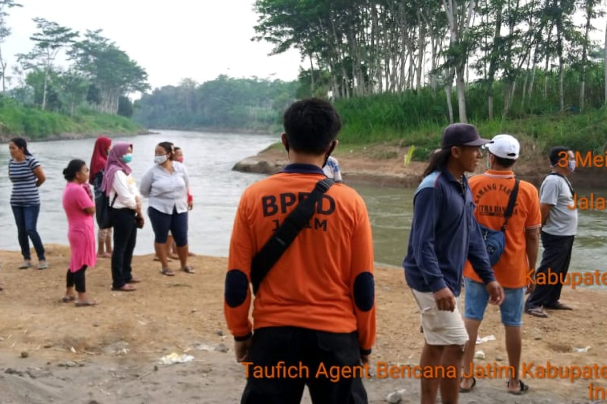 Pos SAR Trenggalek cari siswa terseret arus sungai