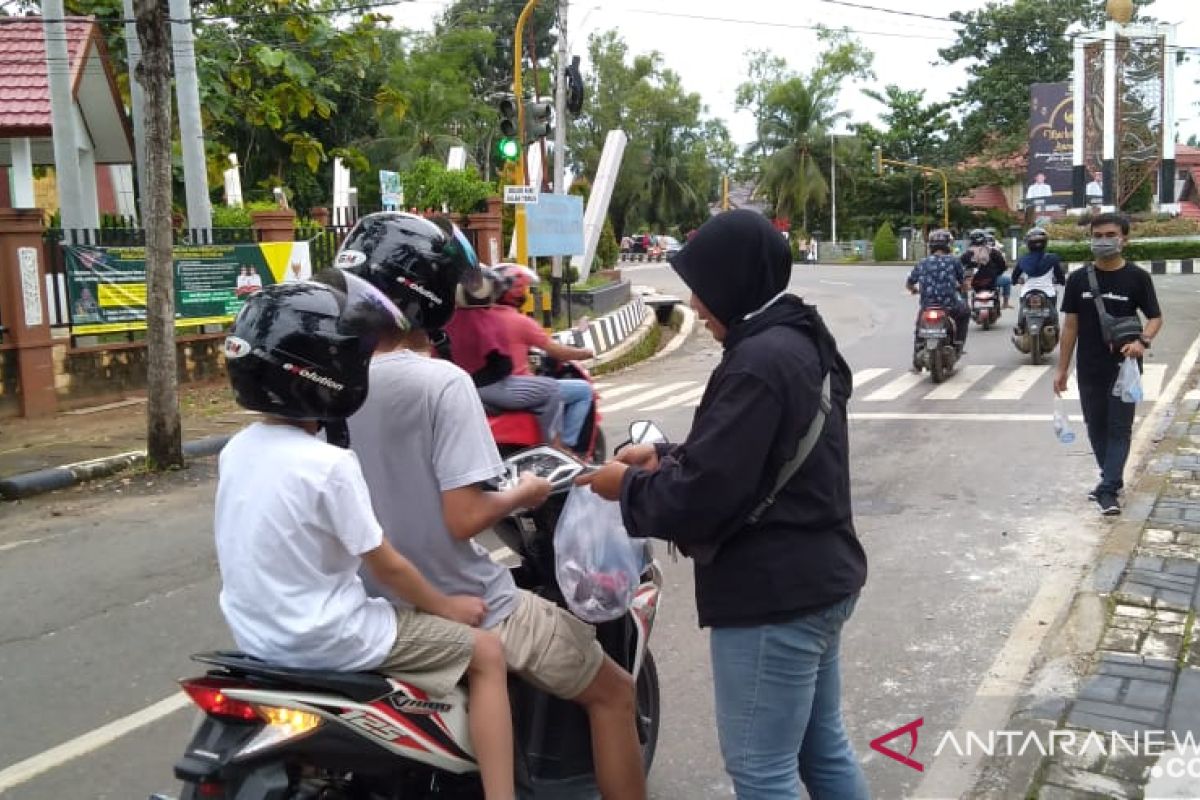 FIDN Tanah Laut bagikan masker dan takjil gratis