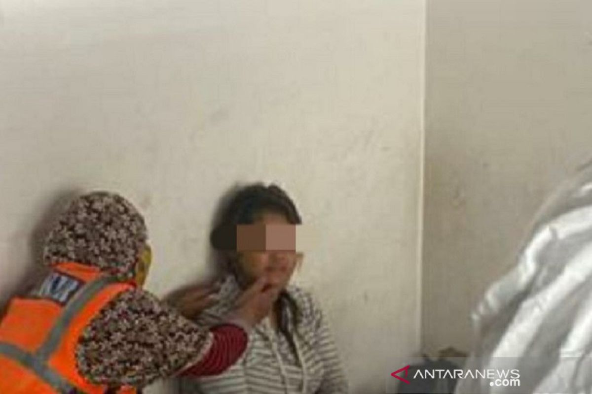 Polisi bantu ibu melahirkan di emperan toko