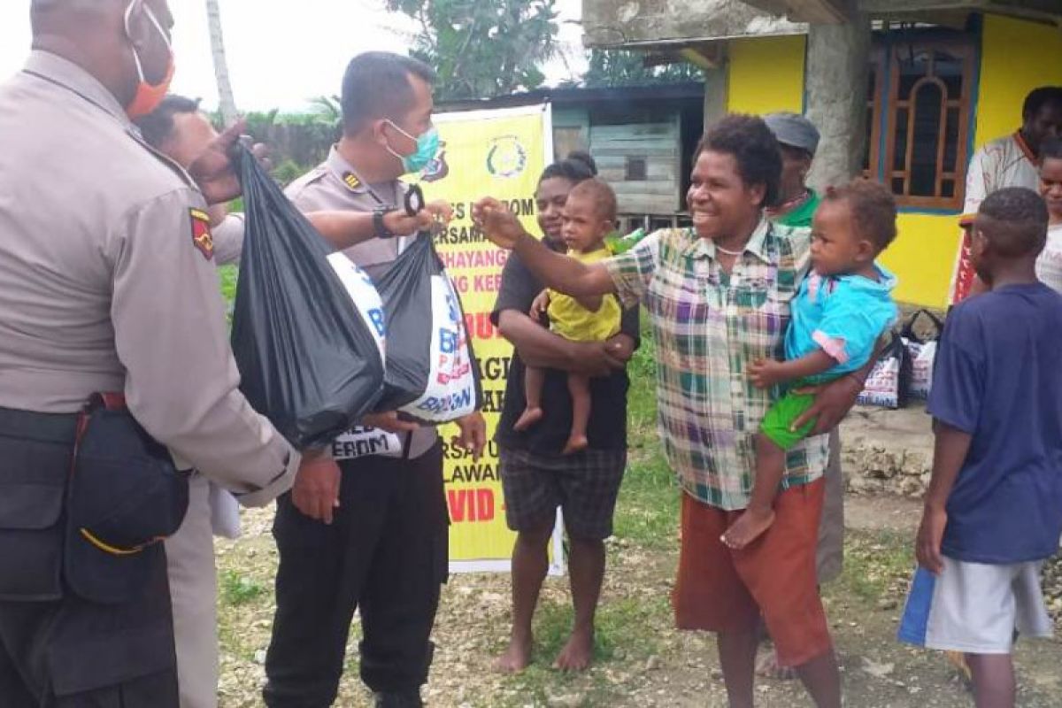 Polres-BRI Keerom bagikan sembako warga terdampak COVID-19