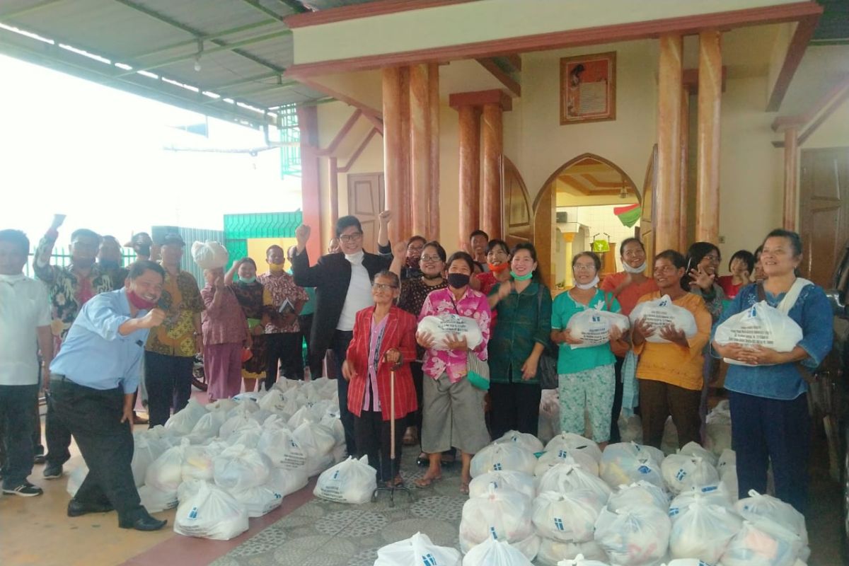 Kantor pusat HKI salurkan bantuan sembako bagi jemaat terdampak COVID-19