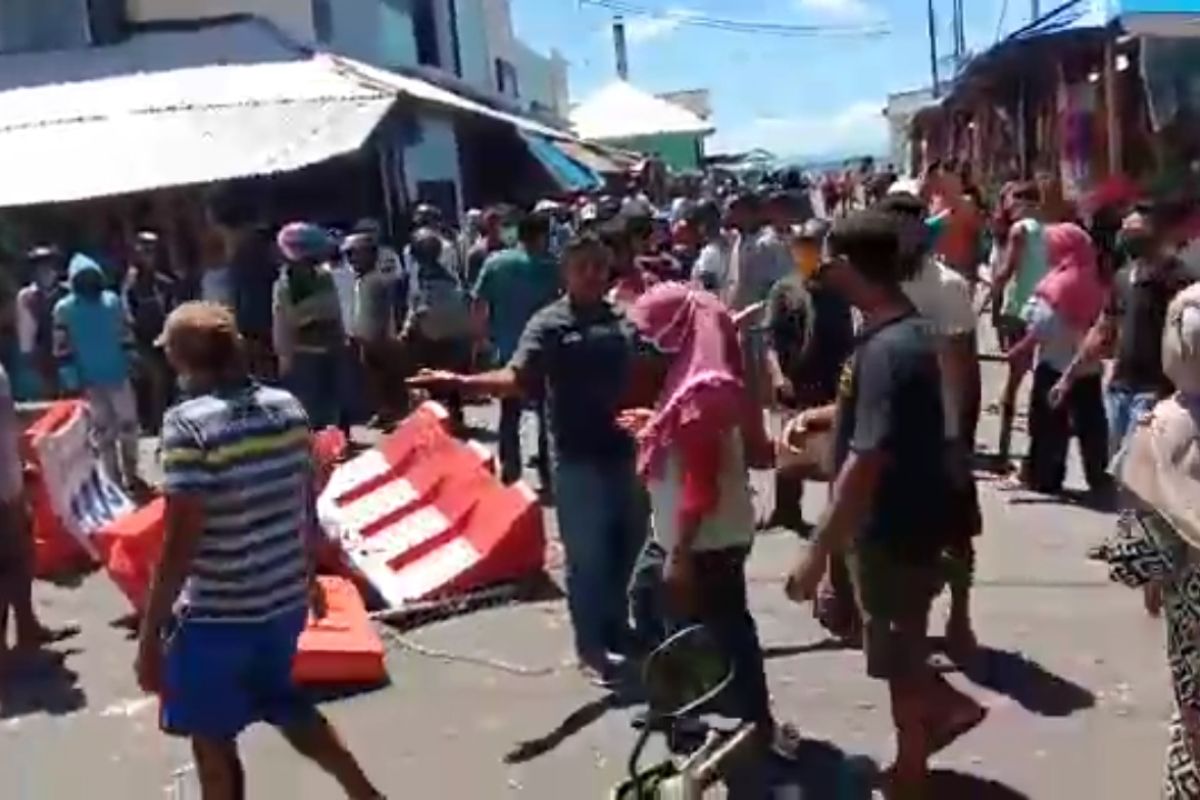 Puluhan pedagang protes pembatasan aktivitas pasar Gamalama