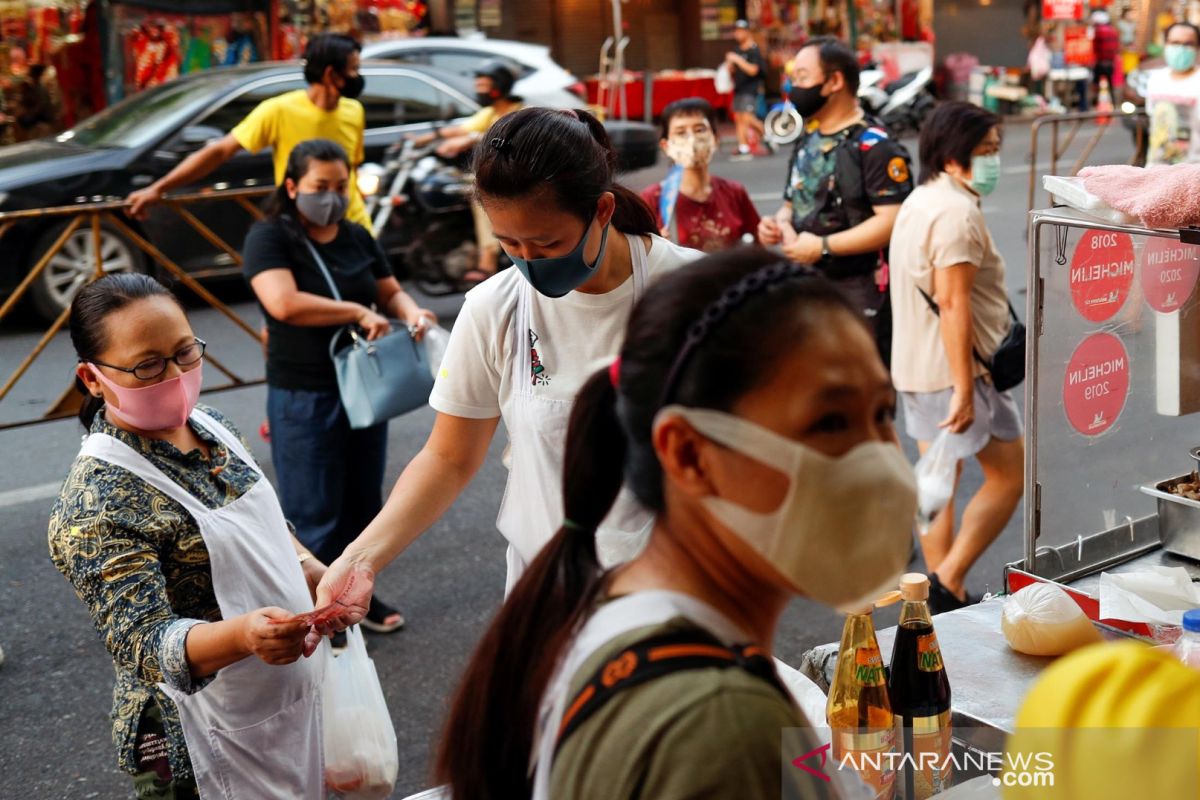 Pusat jajan di Bangkok kembali ramai pascapelonggaran 'lockdown'