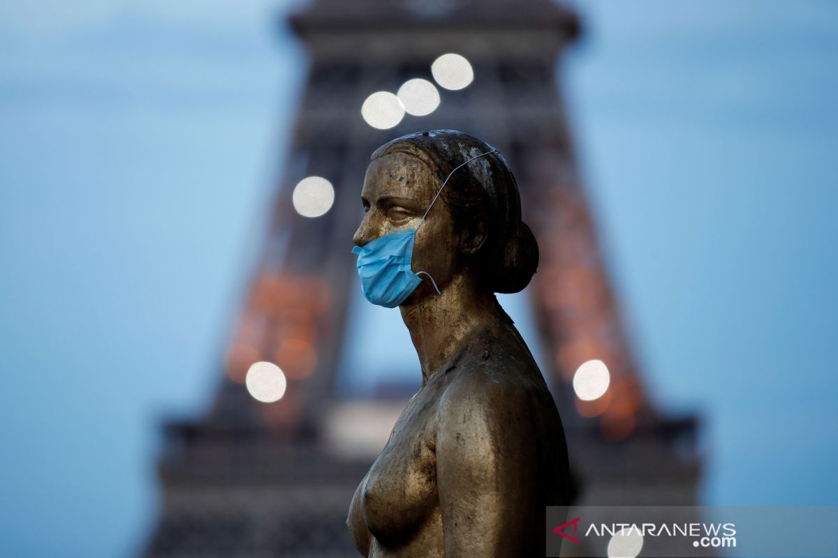 Mengenakan masker, masyarakat Prancis lakukan pemungutan suara kota