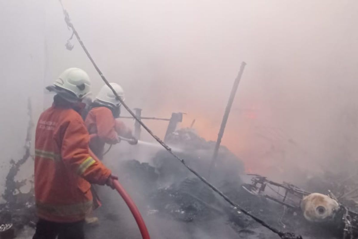 Rumah tempat penyimpanan alat peraga kampanye milik Ketua Fraksi Demokrat-NasDem DPRD Surabaya terbakar