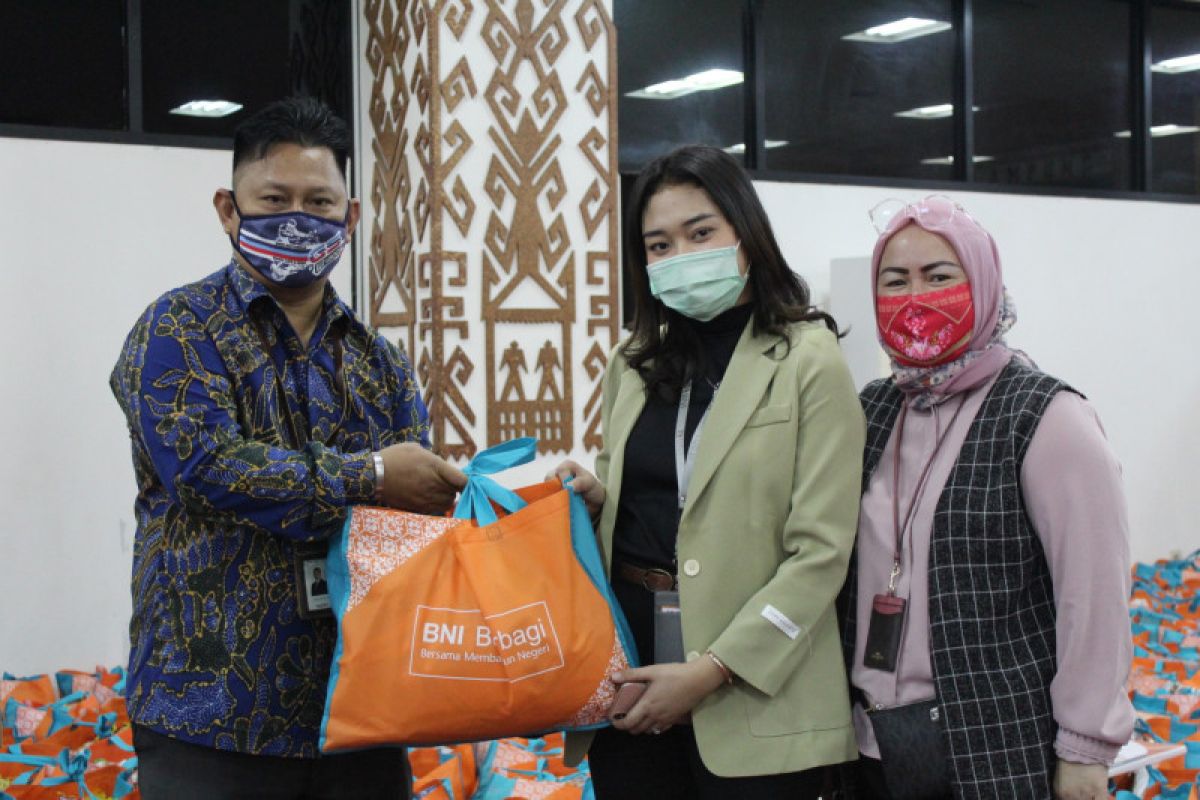 BNI Cabang Lampung donasikan 1000 paket sembako bagi masyarakat terdampak COVID-19