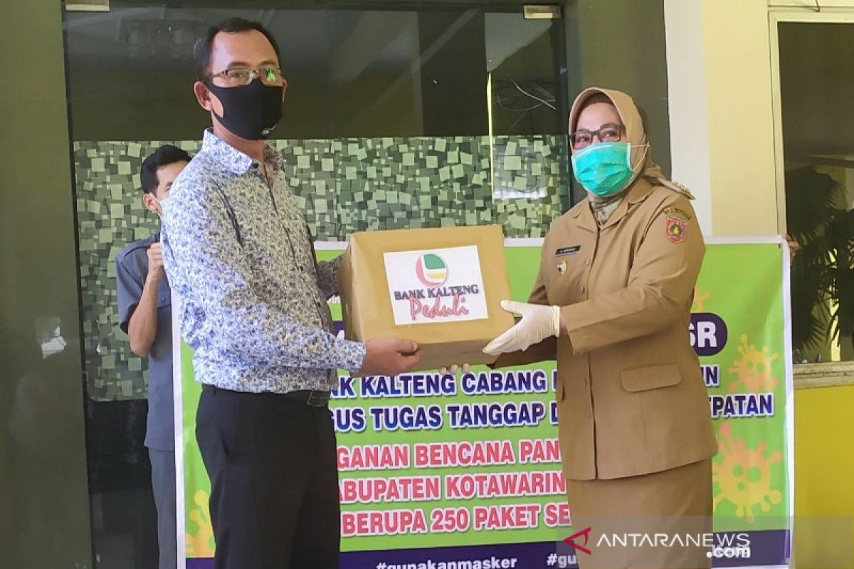 Bank Kalteng serahkan bantuan paket sembako kepada Pemkab Kobar