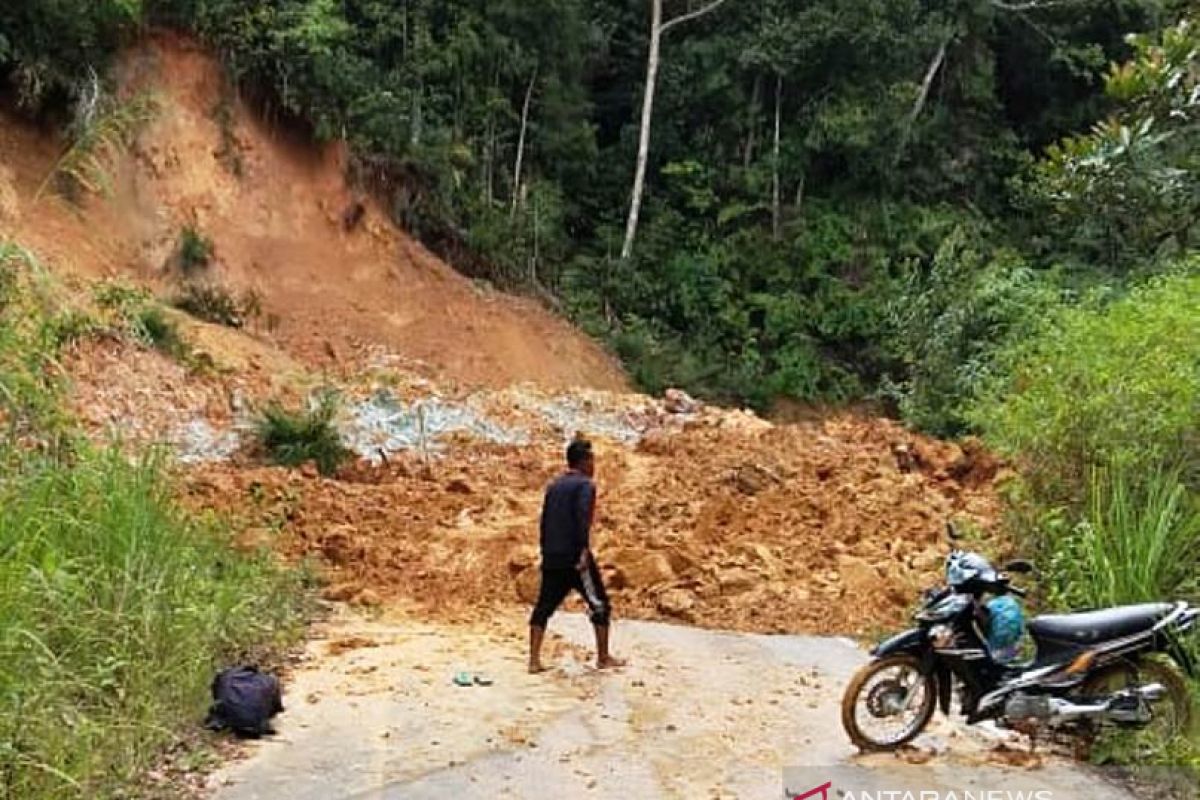 Lintas Aceh Barat-Pidie tertutup longsor tebing gunung