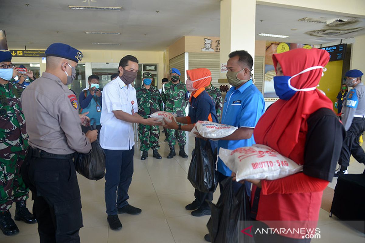 Bantuan sembako untuk pekerja harian lepas Bandara SIM