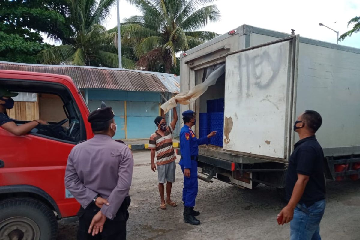 Polisi periksa bawaan armada logistik di Pelabuhan Tanjungkalian