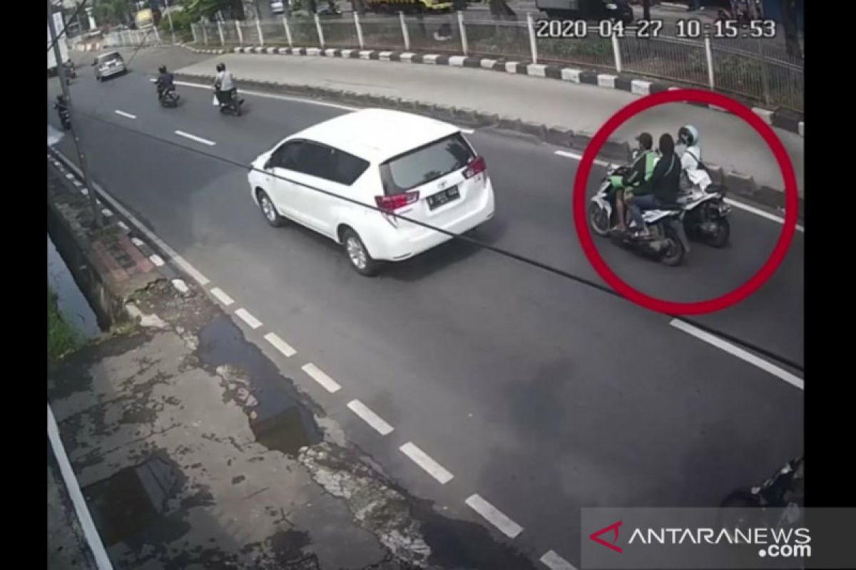 Perempuan korban jambret tewas setelah motornya oleng dan tertabrak mobil