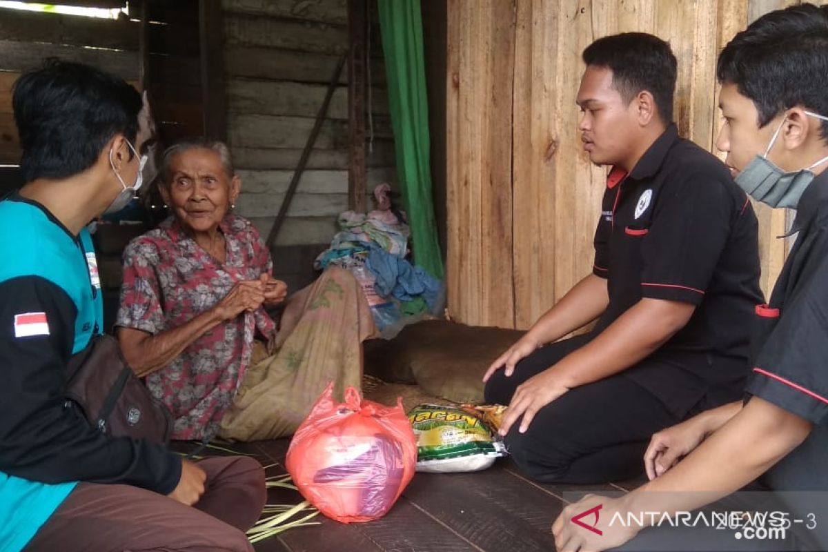 GPS bagikan 50 paket sembako dari Gubernur Kalbar