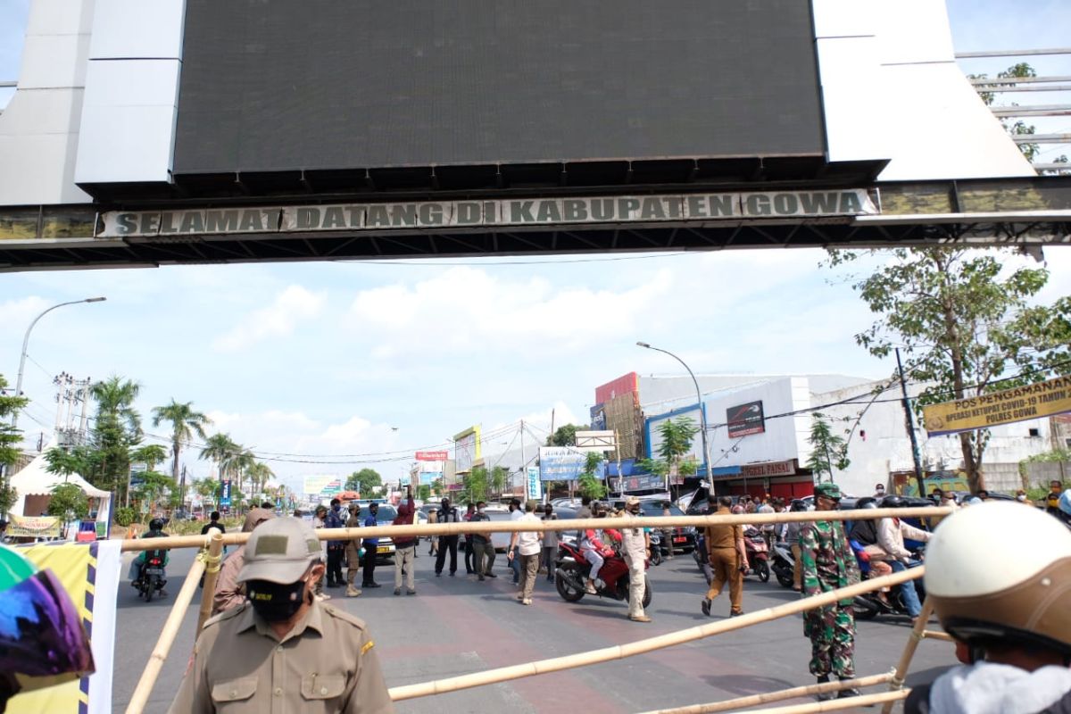 Petugas gabungan perketat pemeriksaan bagi yang masuk ke Gowa