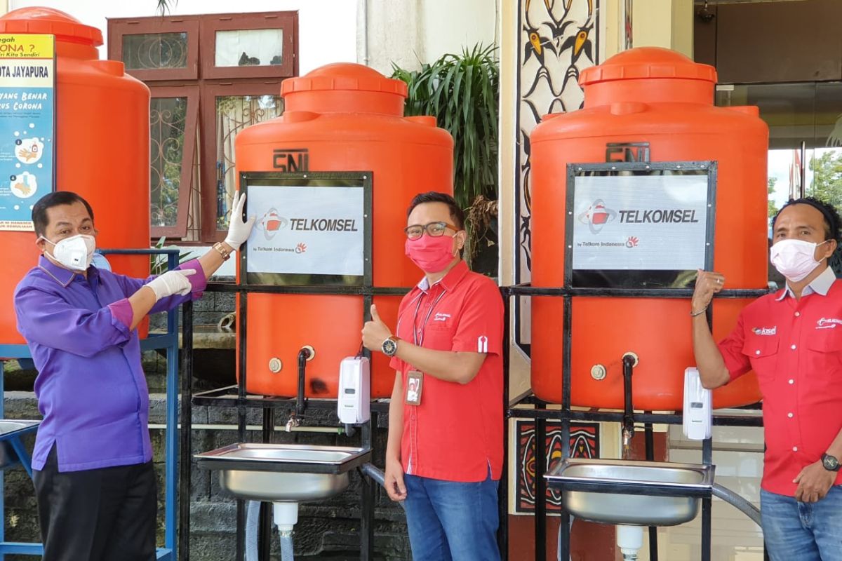 Telkomsel salurkan bantuan dua tandon cuci tangan portabel kepada Pemkot Jayapura