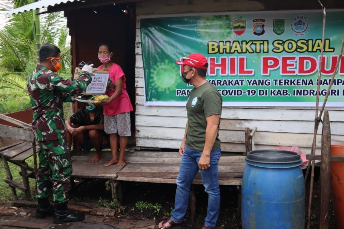 Dandim 0314 Inhil serahkan bantuan kepada warga terdampak COVID-19