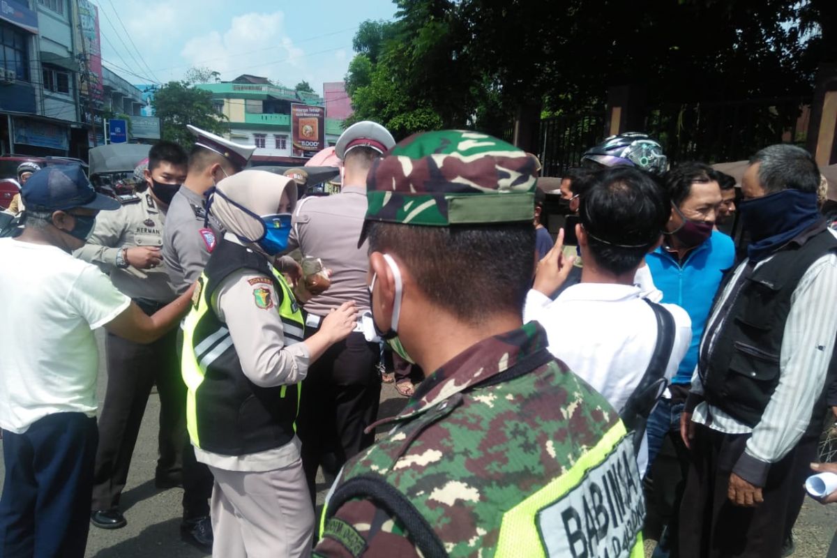 Polisi tutup paksa pasar kalangan di Ogan Komering Ulu