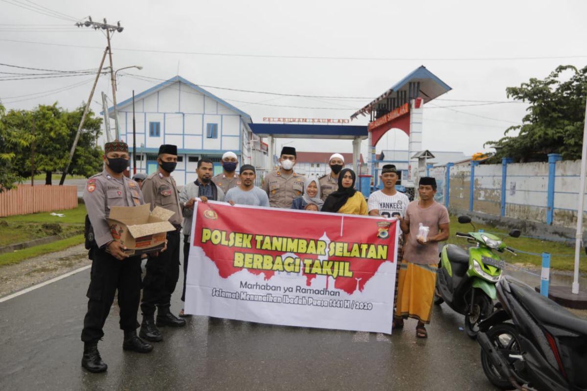 Polsek Tanimbar Selatan bagikan takjil gratis di Saumlaki