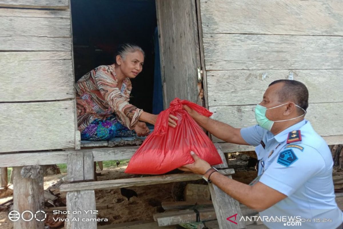 Rutan Raha membagikan sembako pada warga dan keluarga narapidana