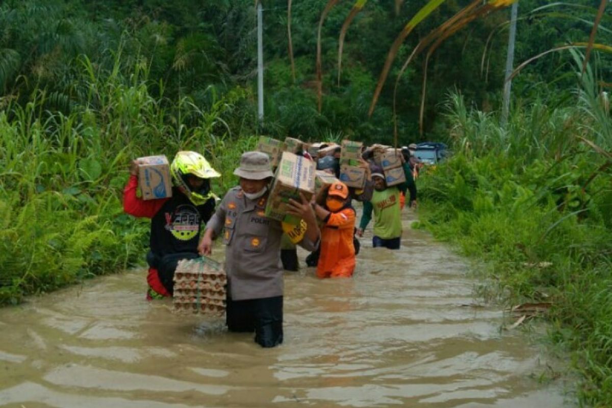 Polres Pasangkayu evakuasi warga korban banjir di Desa Ompi