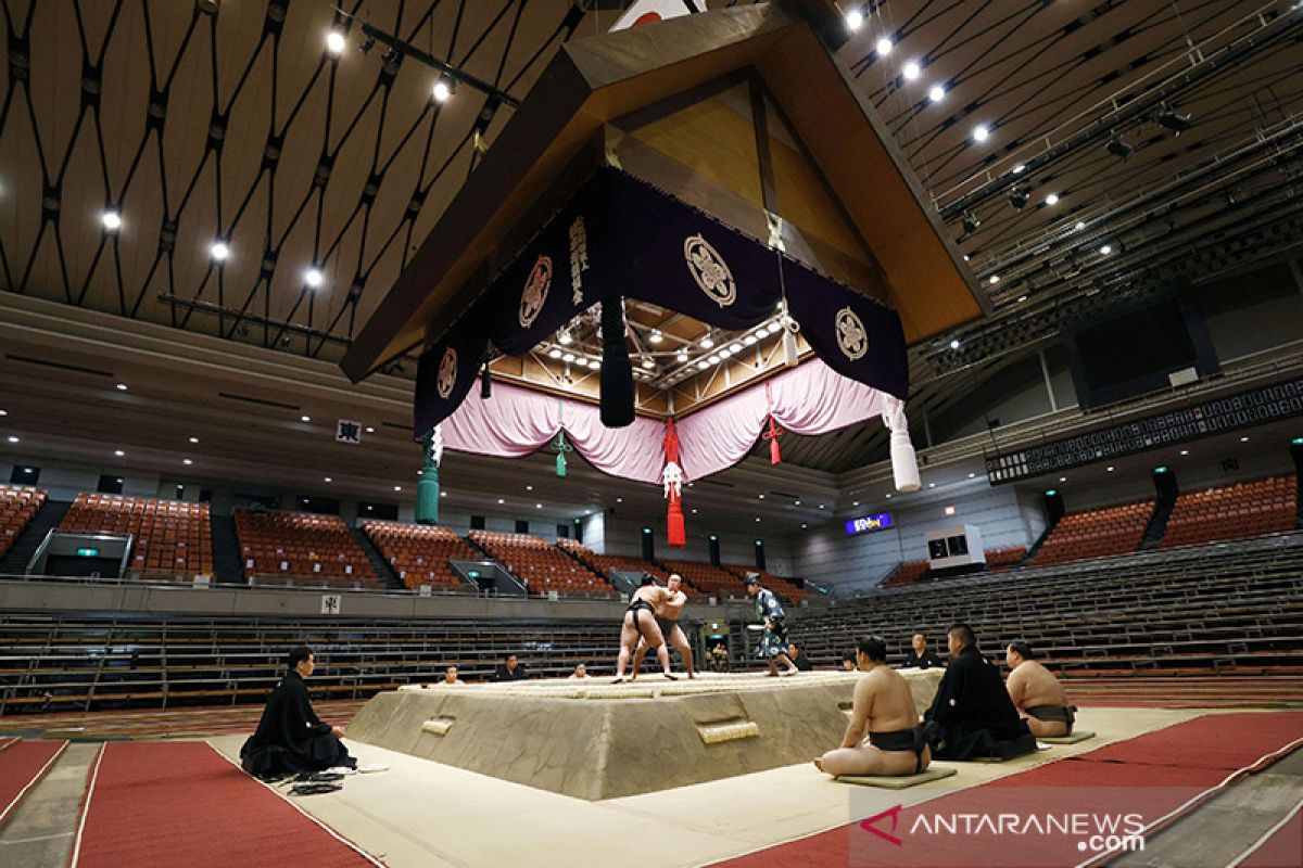 Pandemi COVID-19 paksa turnamen sumo Jepang dibatalkan