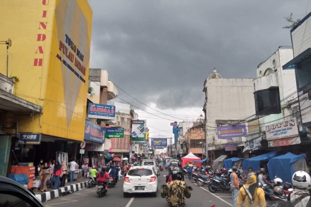 Dua hari jelang PSBB, ribuan warga padati pusat perbelanjaan di Kota Sukabumi