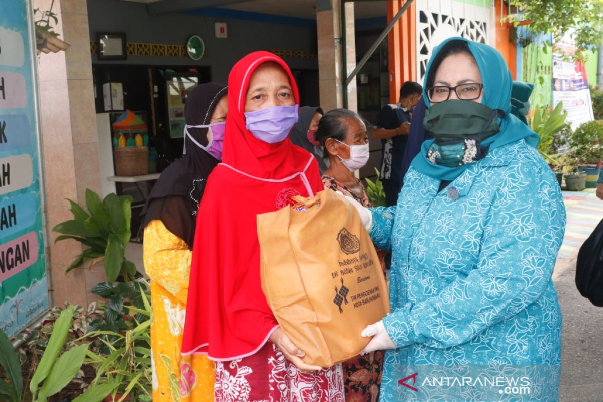 PKK Banjarbaru bagi sembako dan masker kain