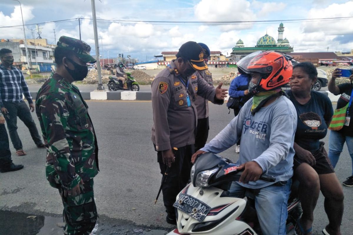 Polres Mimika tegaskan wajib masker bagi warga keluar rumah