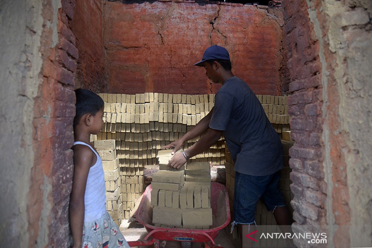 Produksi batu bata turun