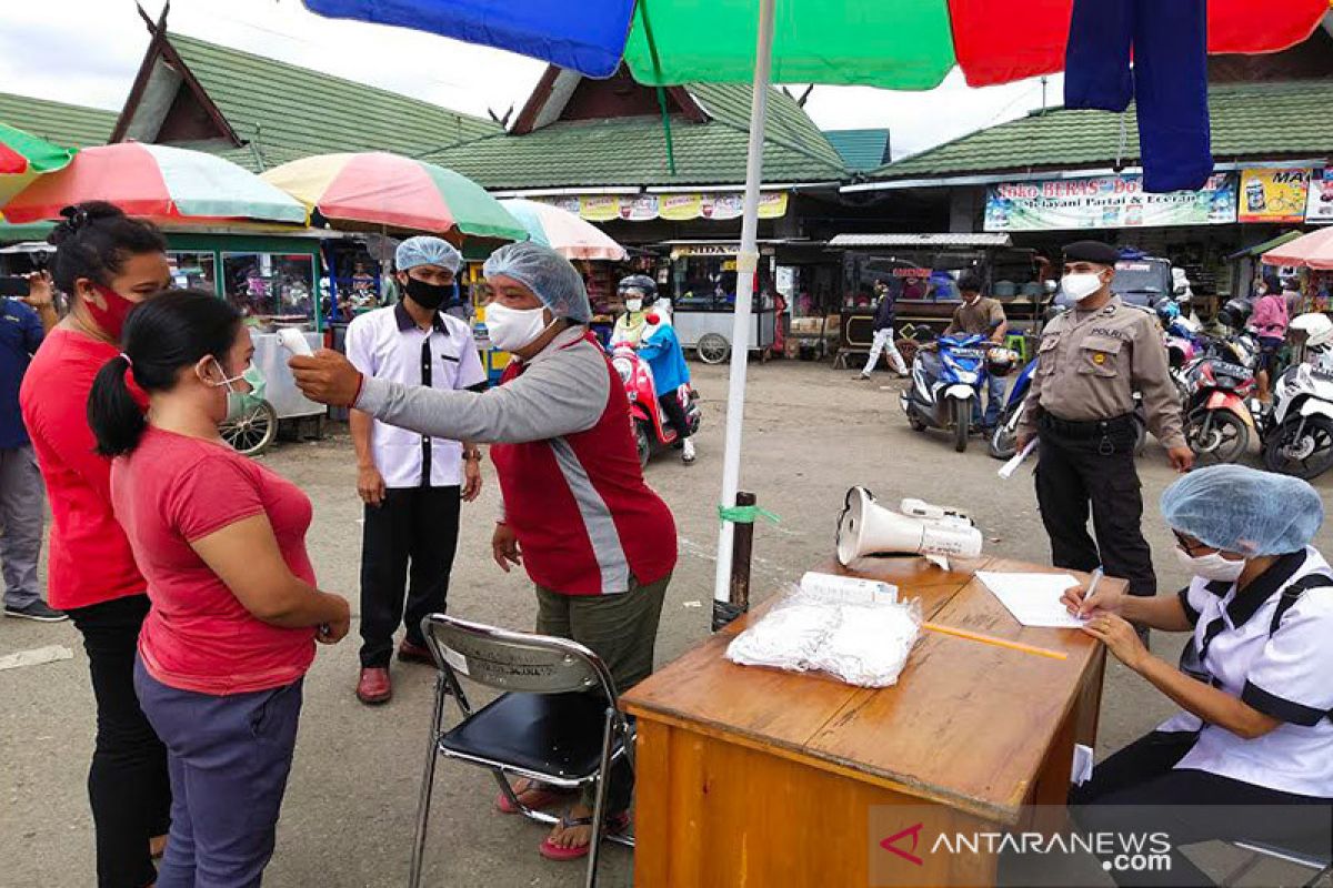 Tetap beraktivitas, pasar di Bartim terapkan pemeriksaan suhu tubuh