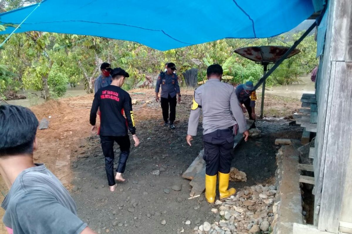 Polres Pasangkayu bangun dapur umum di lokasi banjir Desa Ompi