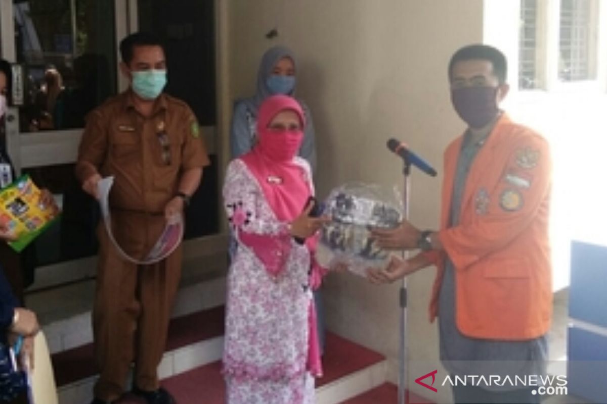 Diskes Riau gandeng mahasiswa bagikan 1.000 lusin masker ke pasar