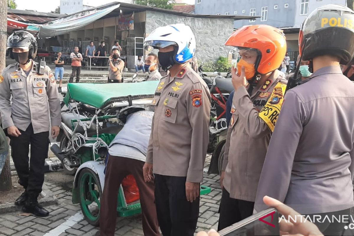 Kapolda Babel bagikan 125 paket sembako kepada warga terdampak COVID-19