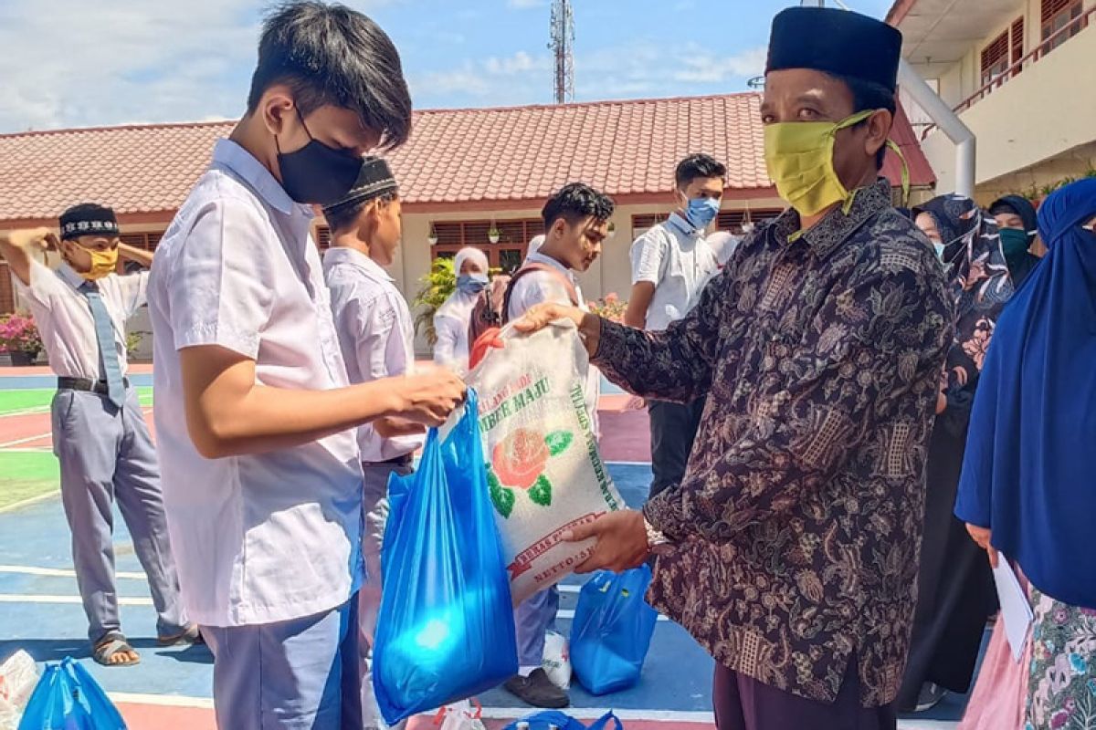 SMA di Banda Aceh bantu pelajar kurang mampu terdampak COVID-19
