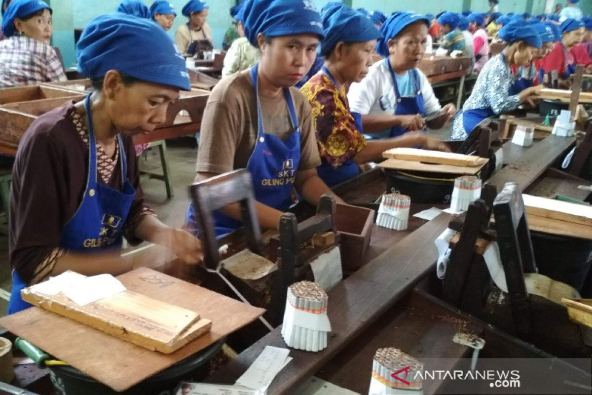 Perusahaan yang merumahkan karyawan wajib bayar THR