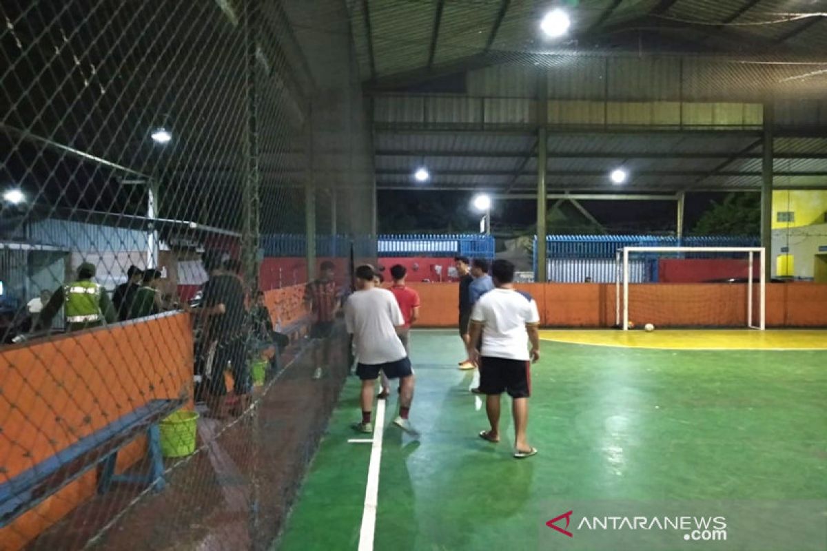 Polisi Surakarta bubarkan kegiatan olahraga futsal cegah COVID-19