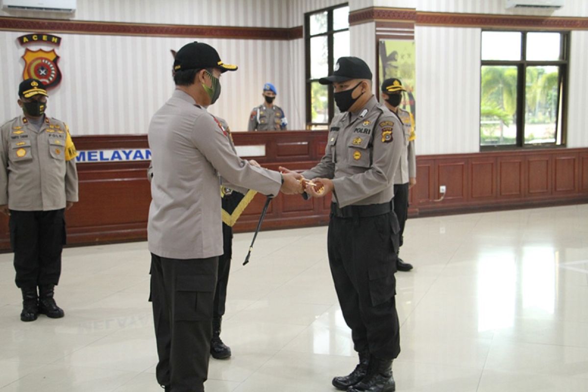 Kapolri beri pin emas terhadap Bripka Saifuddin yang dipukuli mahasiswa saat sosialisasi COVID-19