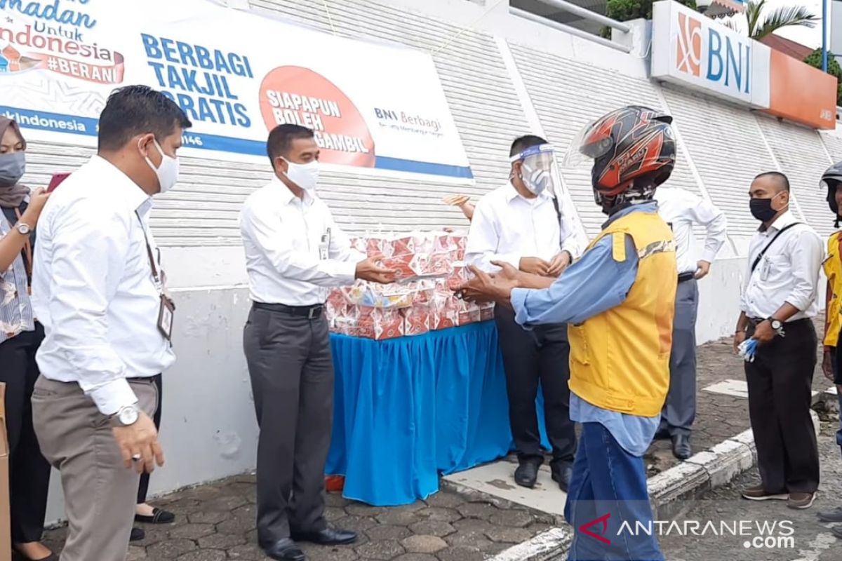 Berkah Ramadhan BNI Jambi berbagi paket buka puasa bagi pekerja informal