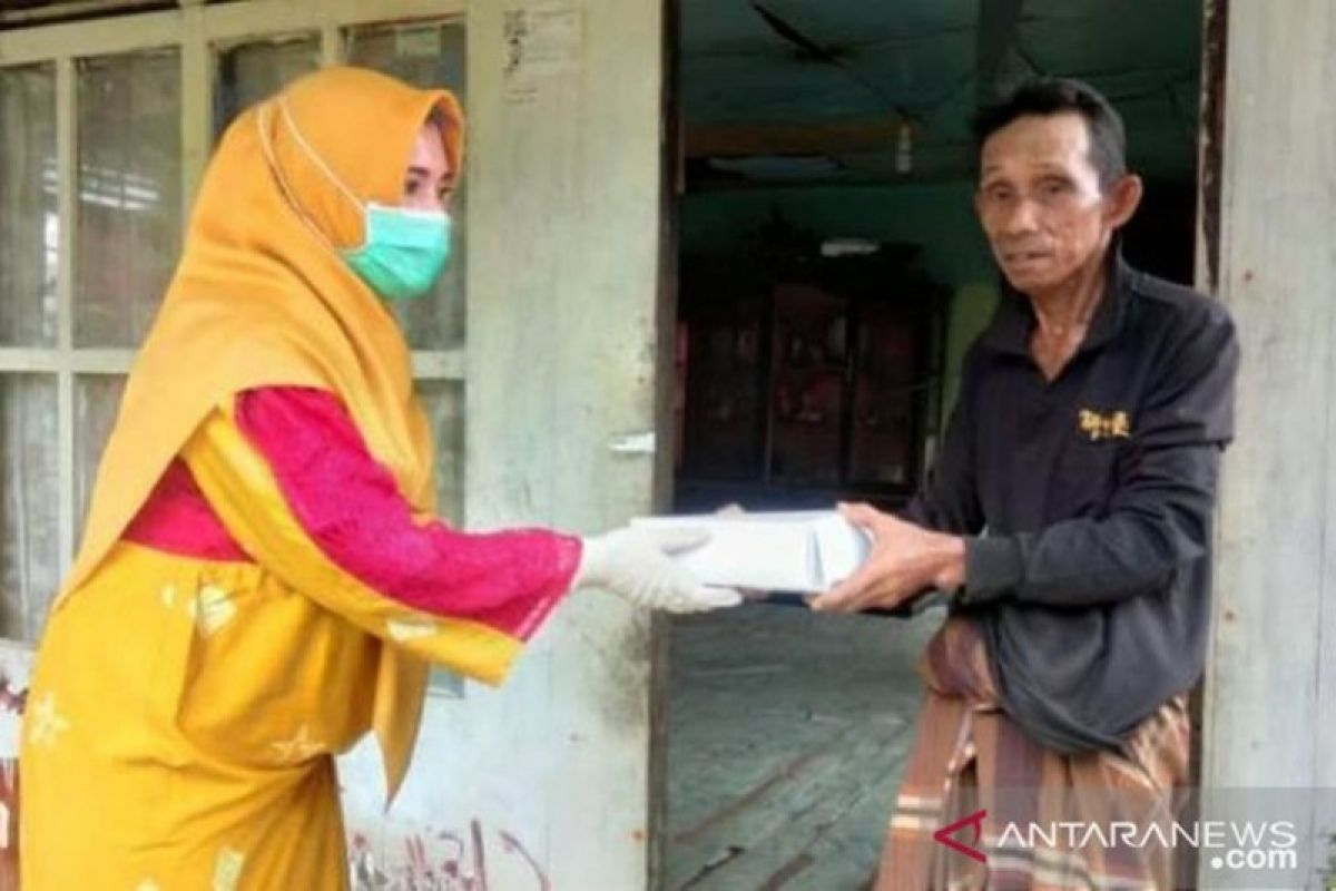 Organisasi perempuan membagikan 1.000 takjil dan sembako