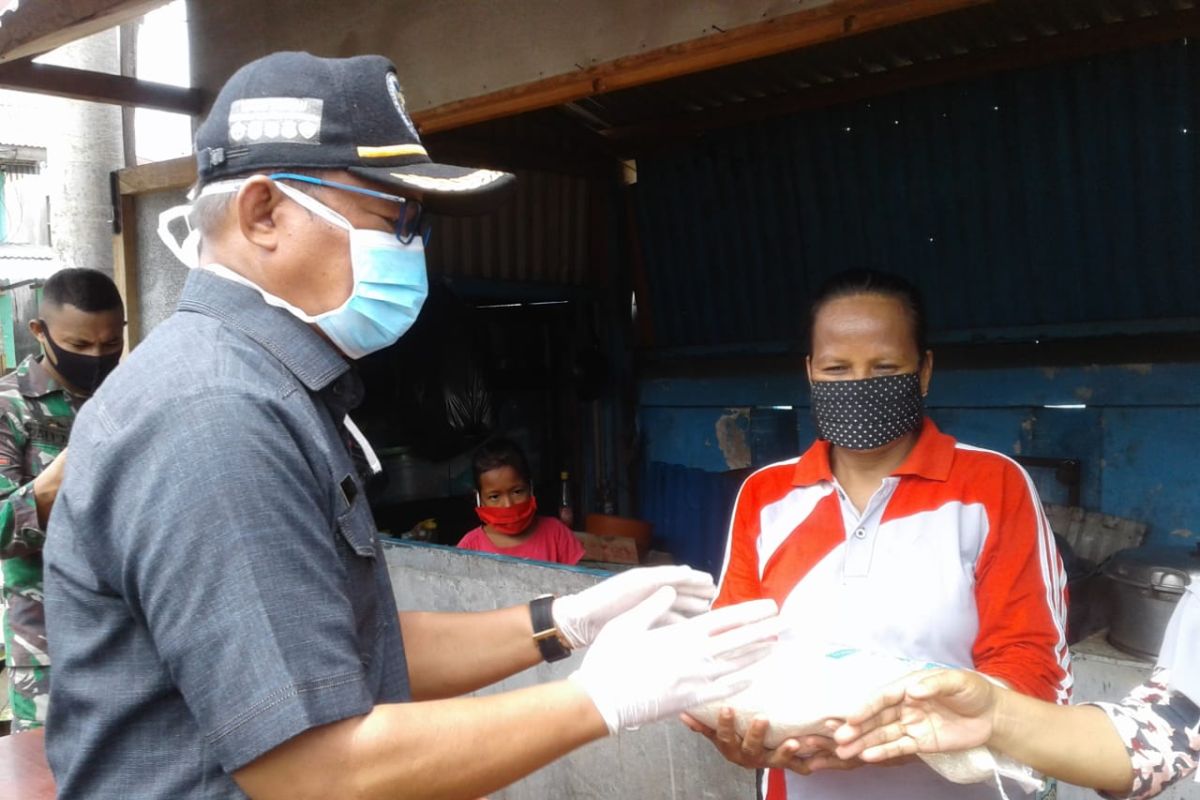 Bantu warga terdampak COVID-19, Sekda Baubau bagikan beras di pasar Wameo
