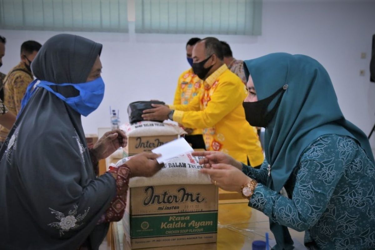 Peduli COVID-19, TP PKK Labuhanbatu berbagi bahan pokok