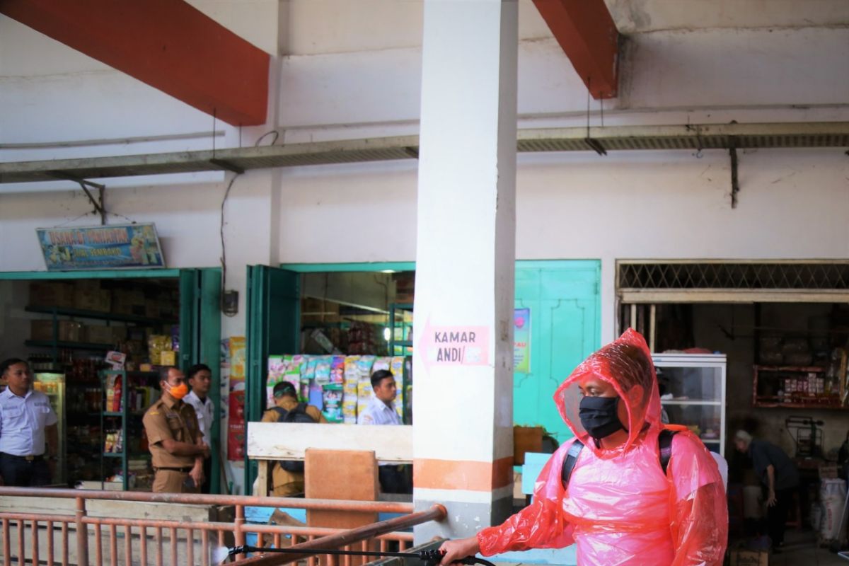 Disperindag Labuhanbatu semprot desinfektan di Pasar Glugur