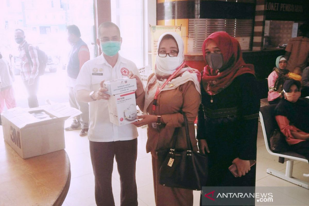 PMI Rohil serahkan bantuan masker ke RSUD Bagansiapiapi