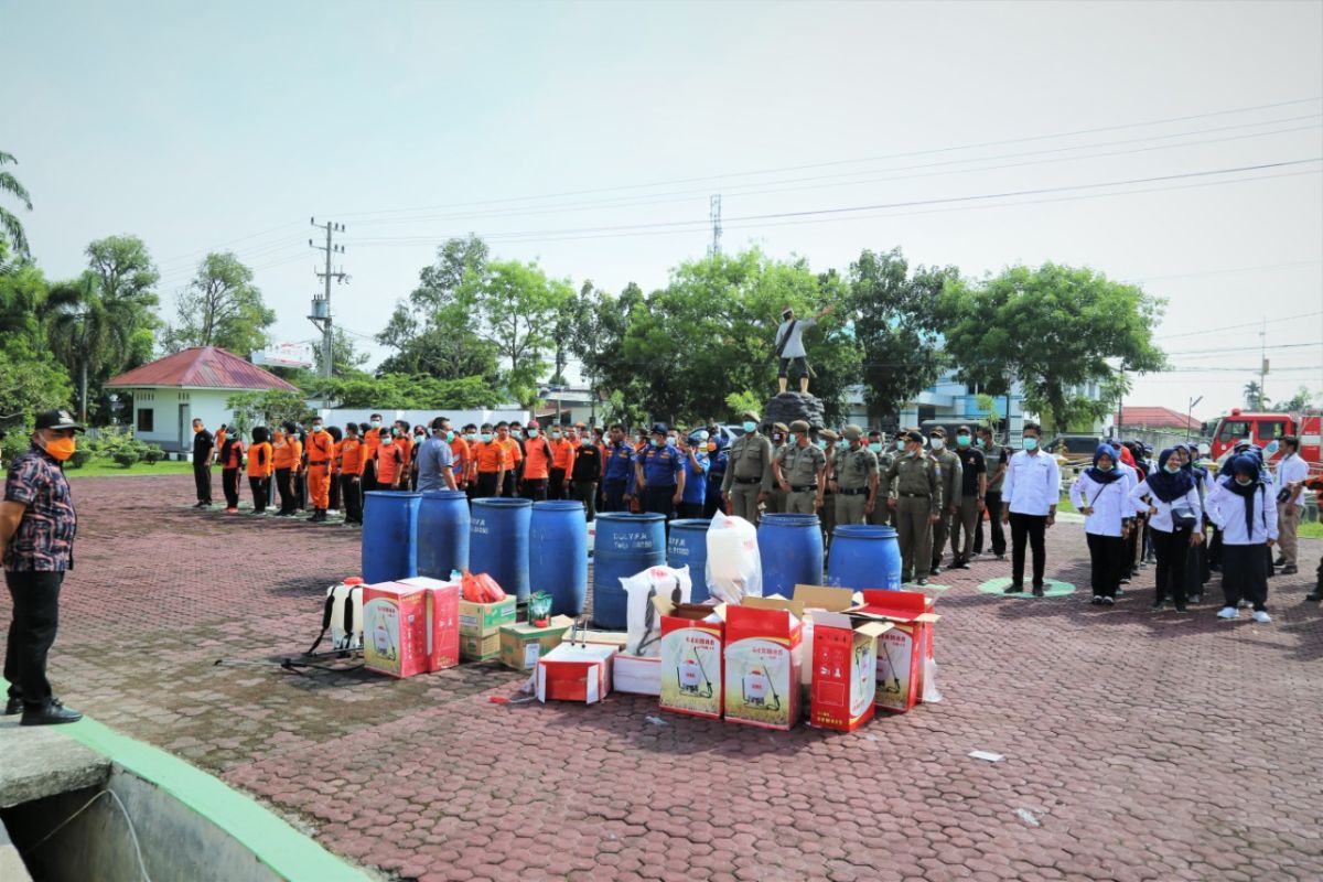 Pemkab Labuhanbatu semprotkan disinfektan massal