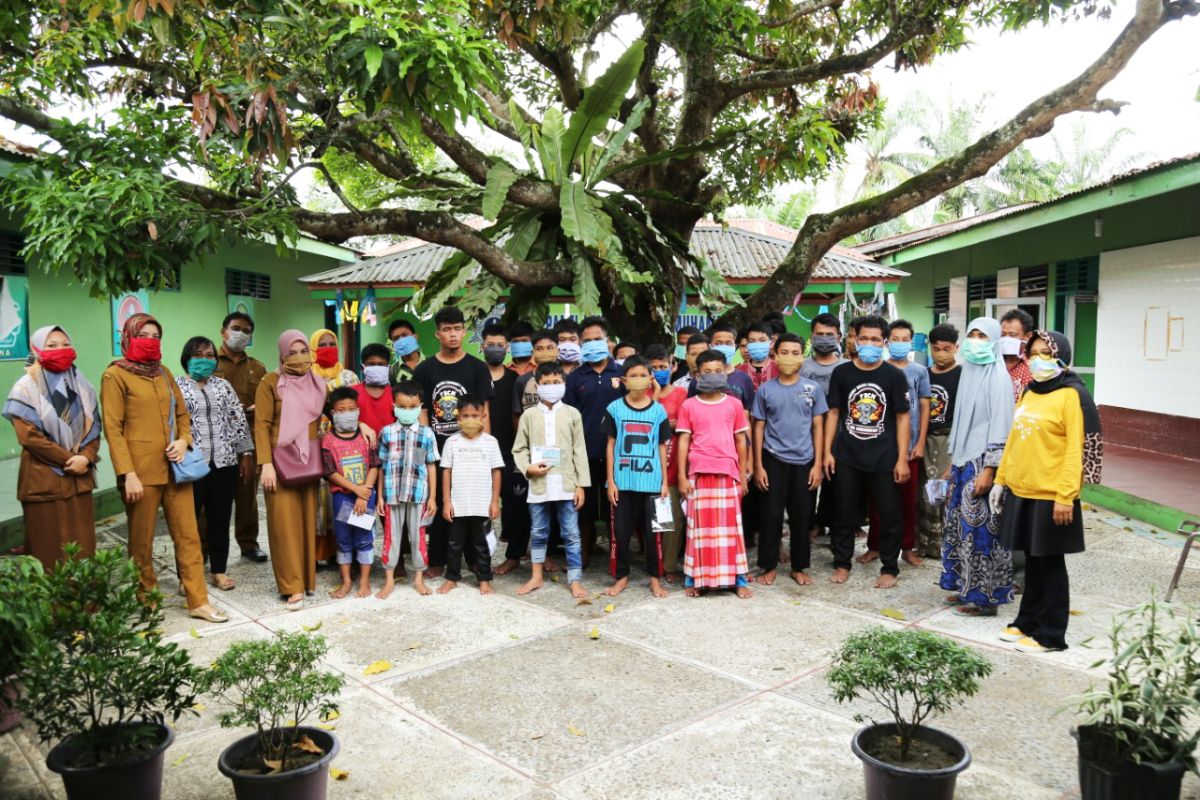 Diskominfo Labuhanbatu berbagi masker dan semprot disinfektan di panti asuhan