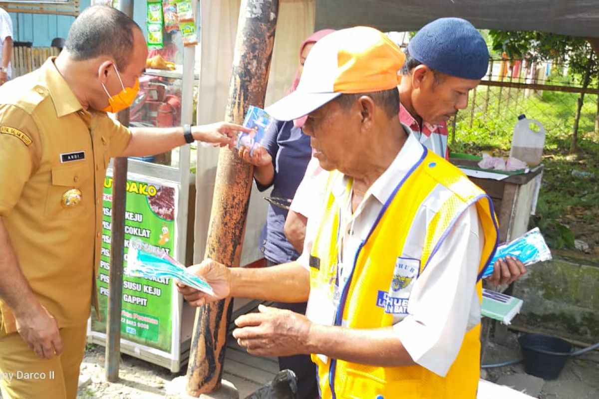 Bupati Labuhanbatu bagikan masker dan hand sanitizer