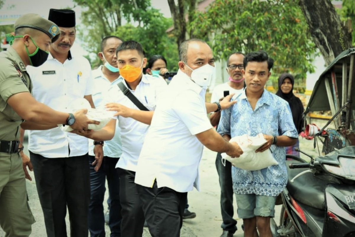 Pemkab Labuhanbatu berbagi bahan pokok kepada pengemudi becak