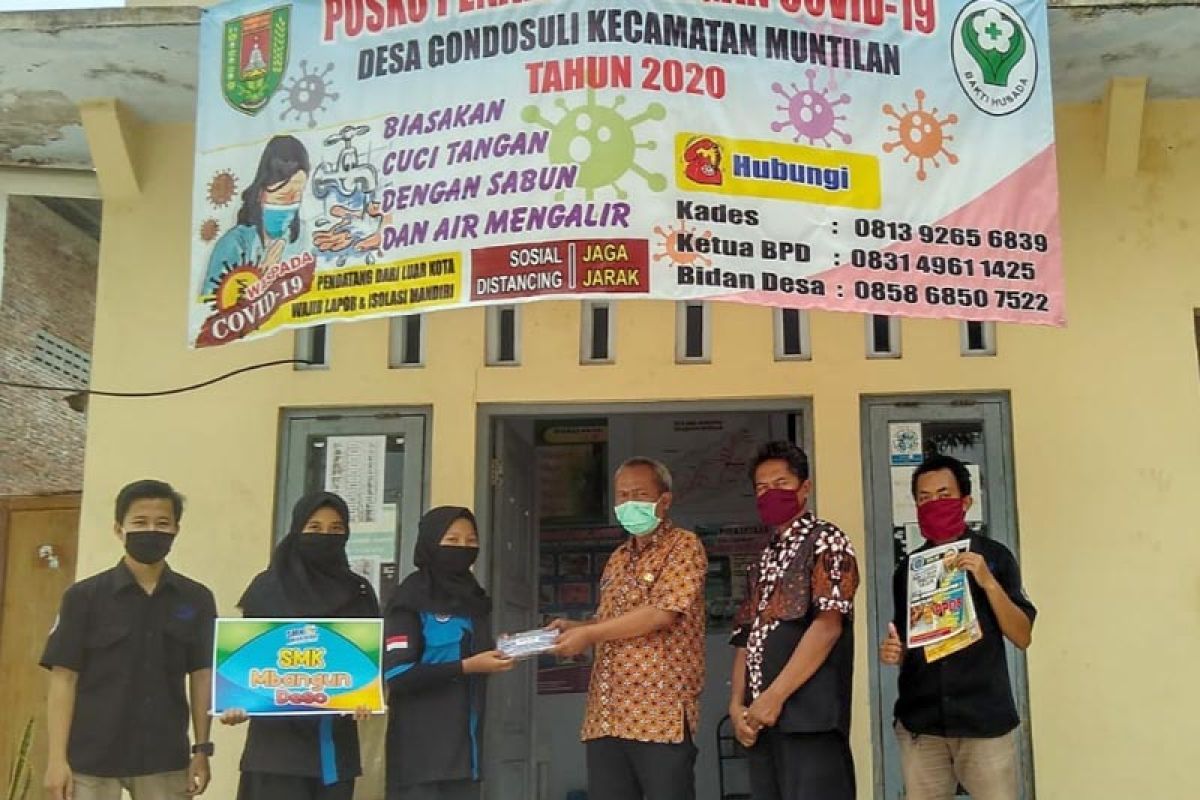 Siswa SMK Muhammadiyah bagikan masker ke desa lewat Program "Mbangun Desa"