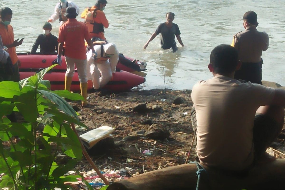 SAR gabungan evakuasi siswa yang tenggelam di Sungai Brantas