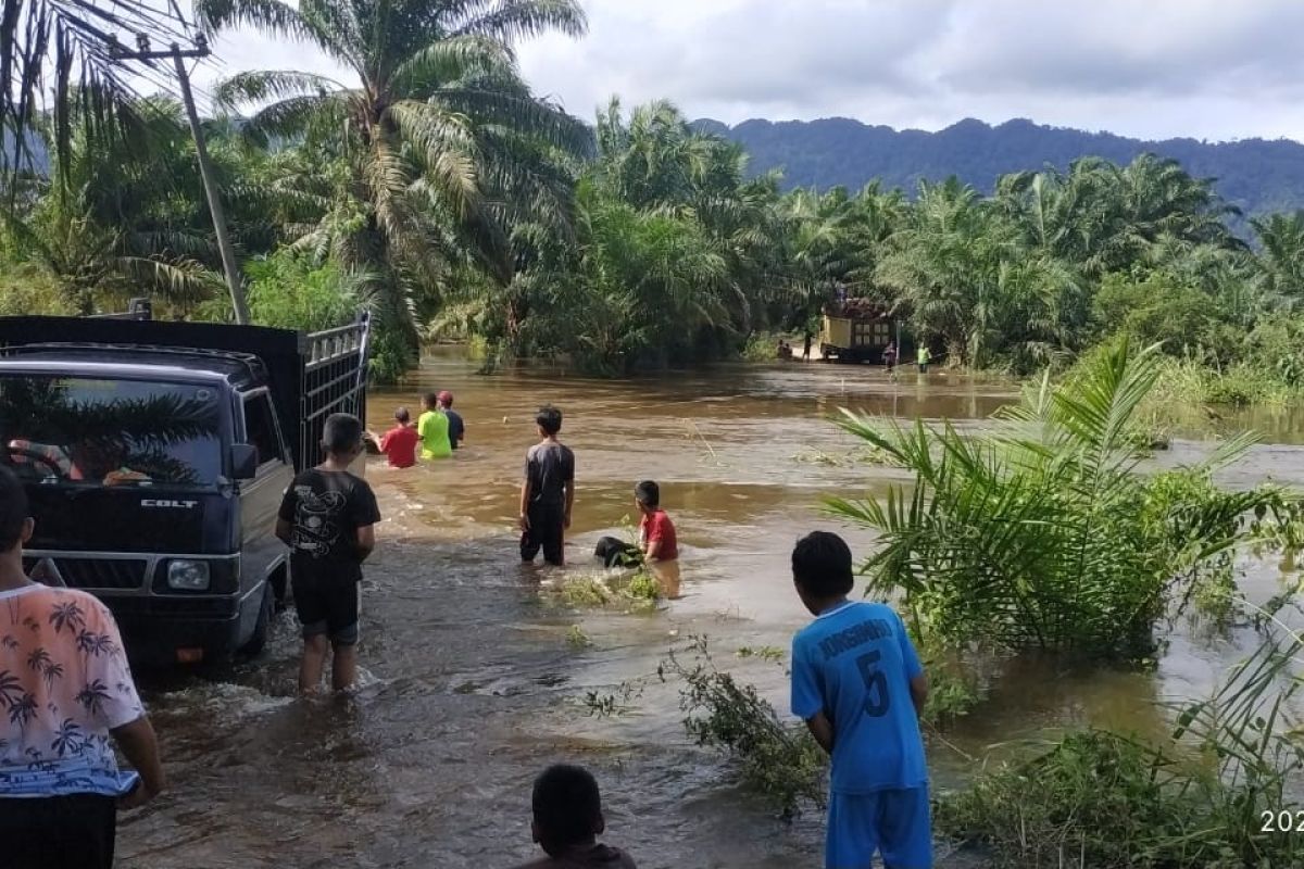 Banjir setengah meter rendam tiga desa di Aceh Selatan