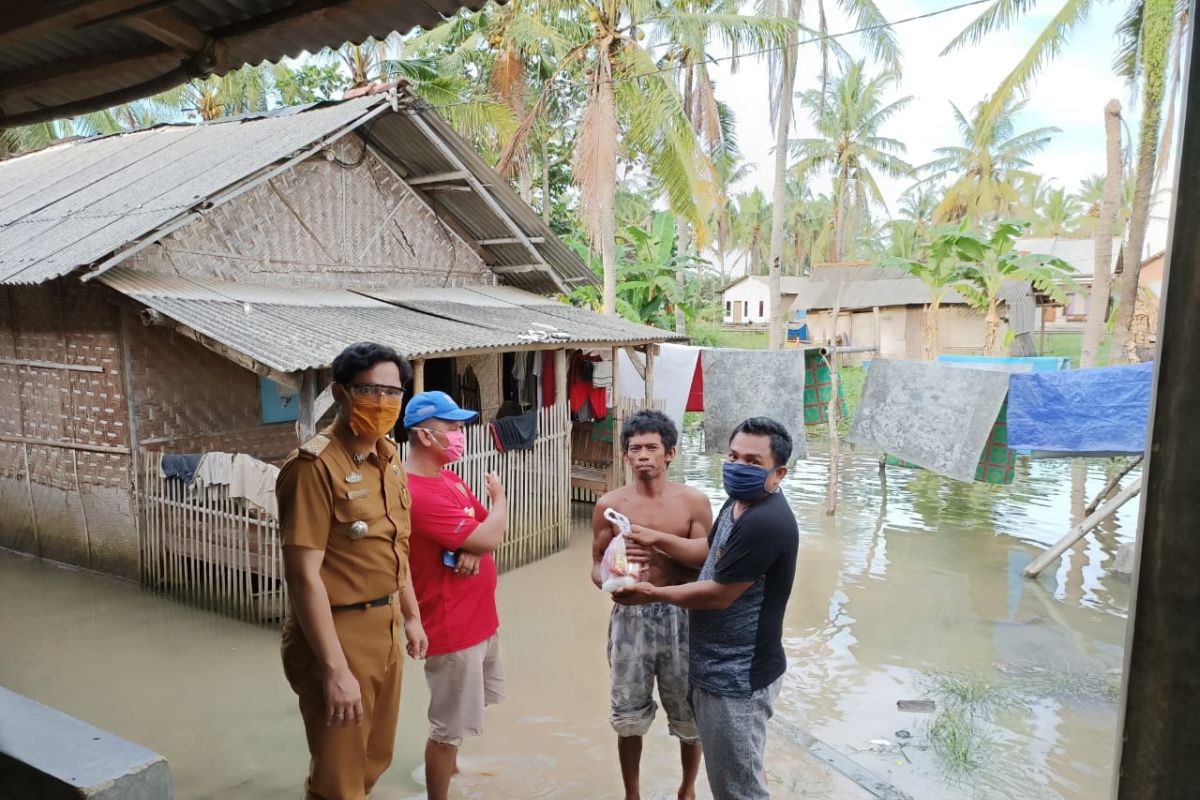 Karang Taruna bantu sembako kepada warga yang rumahnya terendam air